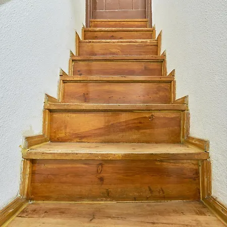 Idyllic Light-filled Alfama Apt, By Timecooler 리스본