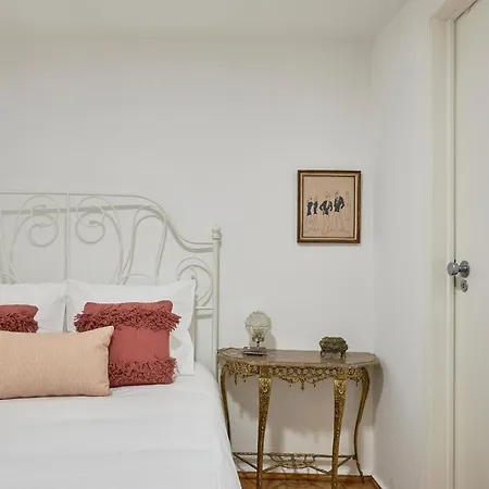 Idyllic Light-filled Alfama Apt, By Timecooler 아파트 리스본