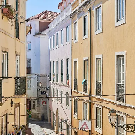 Idyllic Light-filled Alfama Apt, By Timecooler *