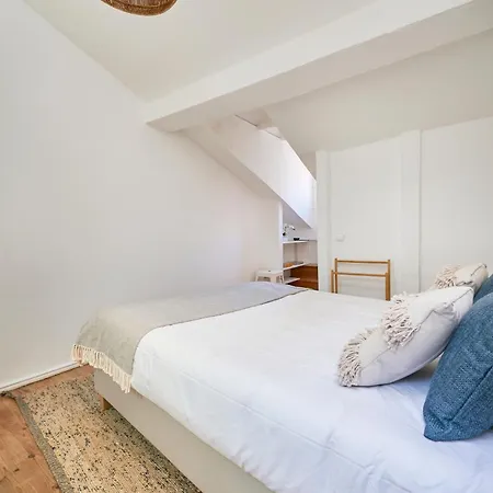 Idyllic Light-filled Alfama Apt, By Timecooler Lizbona