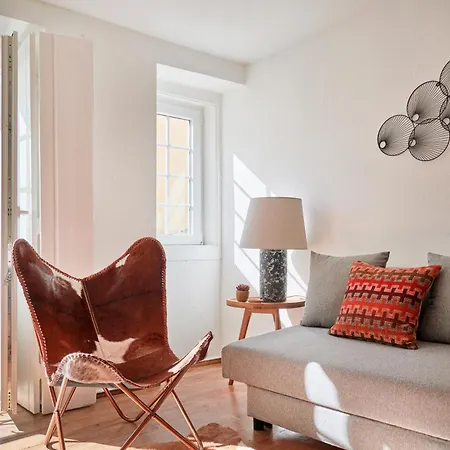 Idyllic Light-filled Alfama Apt, By Timecooler Lizbona