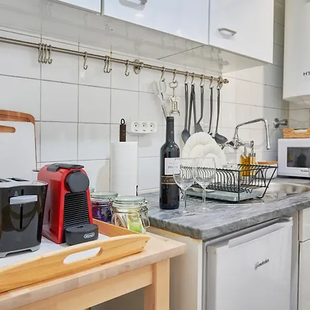 Idyllic Light-filled Alfama Apt, By Timecooler * Lisboa