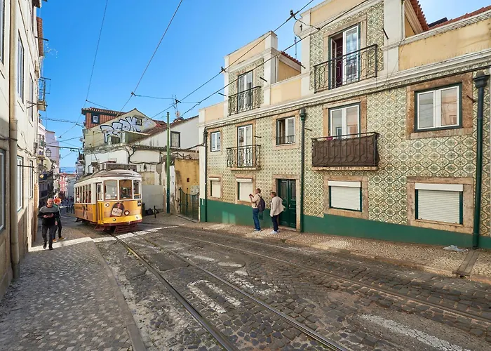 Idyllic Light-filled Alfama Apt, By Timecooler شقة