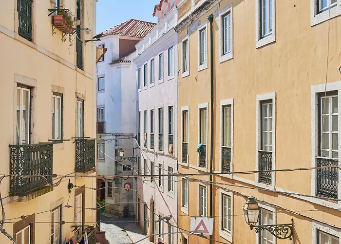 Idyllic Light-filled Alfama Apt, By Timecooler *