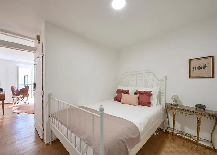 Idyllic Light-filled Alfama Apt, By Timecooler