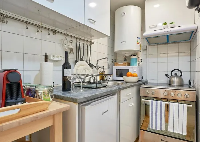 Idyllic Light-filled Alfama Apt, By Timecooler *