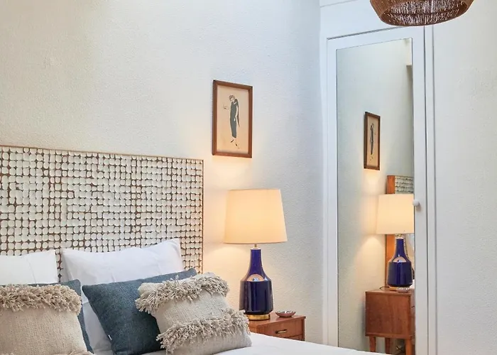 Idyllic Light-filled Alfama Apt, By Timecooler * Lisboa