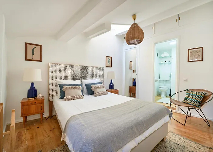 Idyllic Light-filled Alfama Apt, By Timecooler * Lisboa