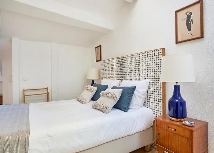 Idyllic Light-filled Alfama Apt, By Timecooler