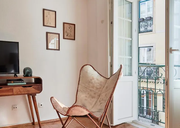 Idyllic Light-filled Alfama Apt, By Timecooler *