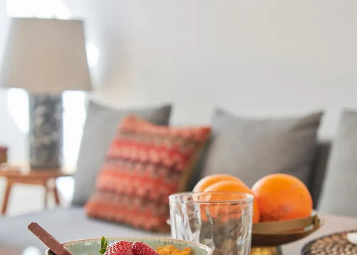 Idyllic Light-filled Alfama Apt, By Timecooler