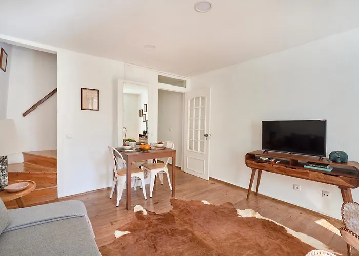 Idyllic Light-filled Alfama Apt, By Timecooler شقة