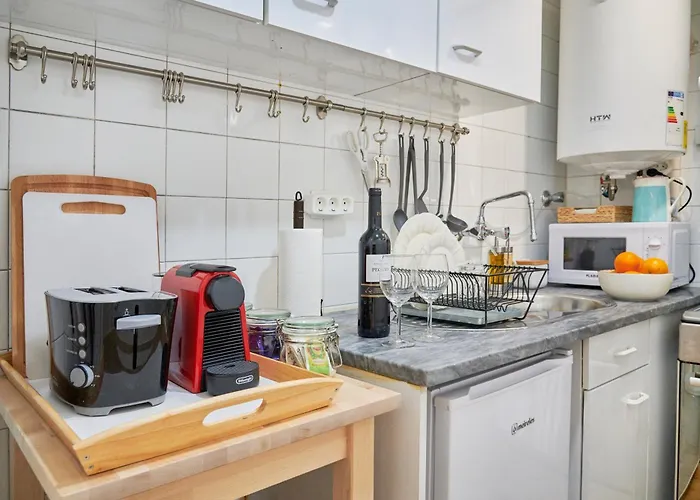 Idyllic Light-filled Alfama Apt, By Timecooler * Lisboa