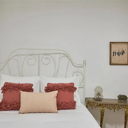 Idyllic Light-filled Alfama Apt, By Timecooler * 리스본