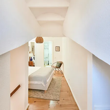 Idyllic Light-filled Alfama Apt, By Timecooler 리스본