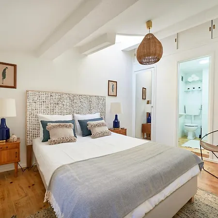Idyllic Light-filled Alfama Apt, By Timecooler * 리스본