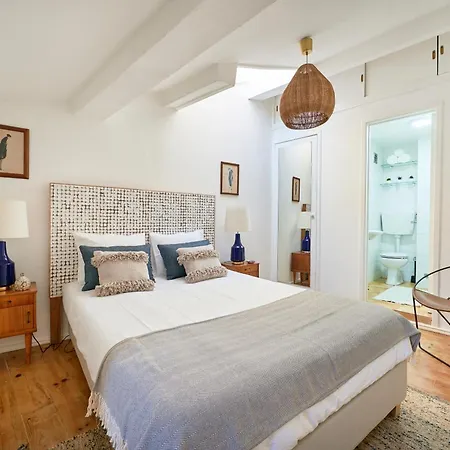 Idyllic Light-filled Alfama Apt, By Timecooler 리스본