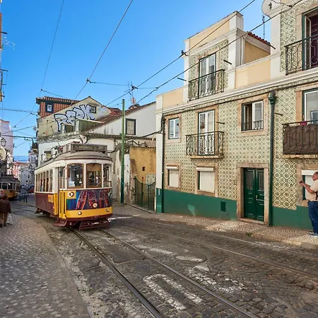 Idyllic Light-filled Alfama Apt, By Timecooler * 리스본